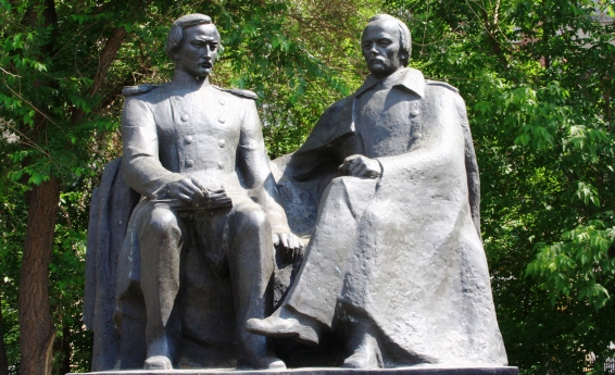 Валиханов и Достоевский. Памятник в Семипалатинске (Семее)